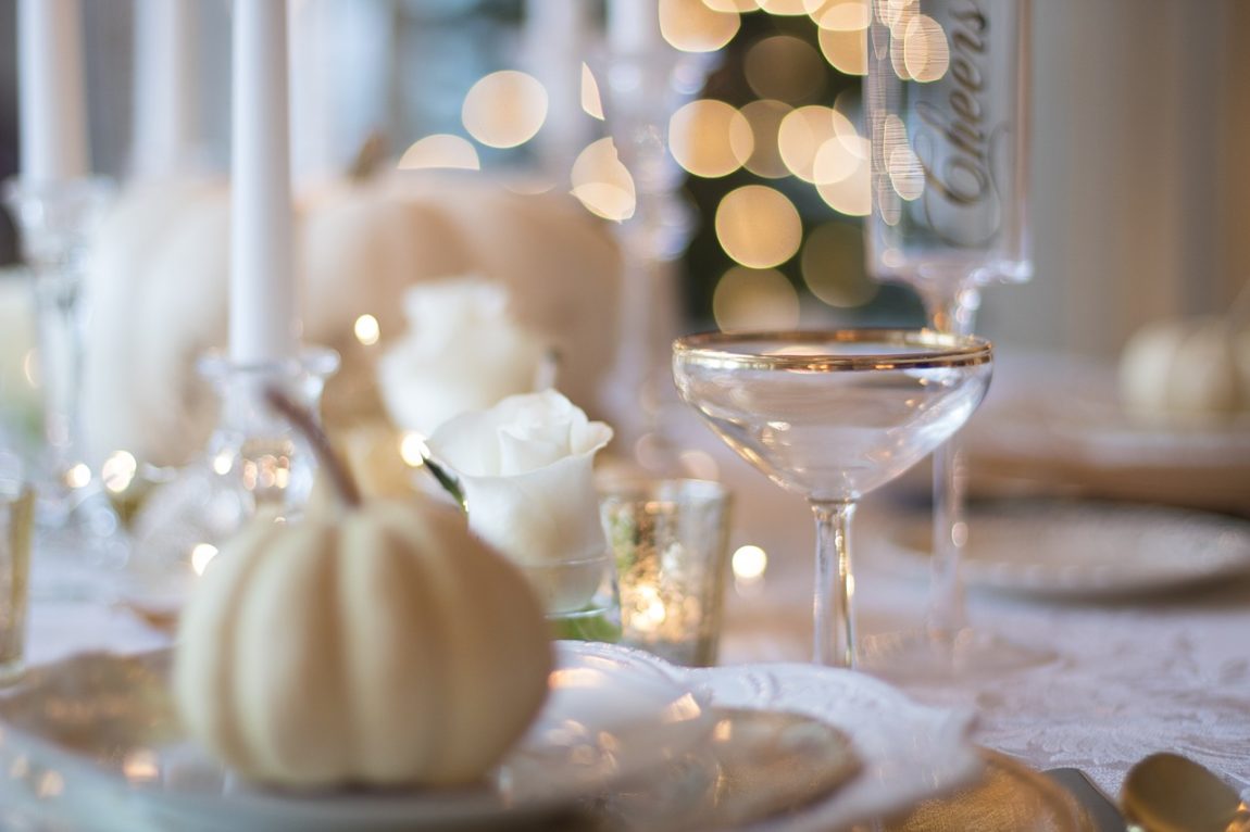 holiday-table-1926946_1280.jpg